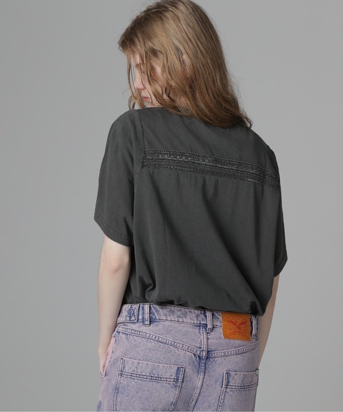 AVIREX(アヴィレックス)の「《直営店限定》LACE DETAILS EMBROIDERY T-SHIRT/レースディテール刺繍Tシャツ(Tシャツ/カットソー・レディース・チャコールグレー/オフホワイト/ブラウン・F)」の3枚目の写真