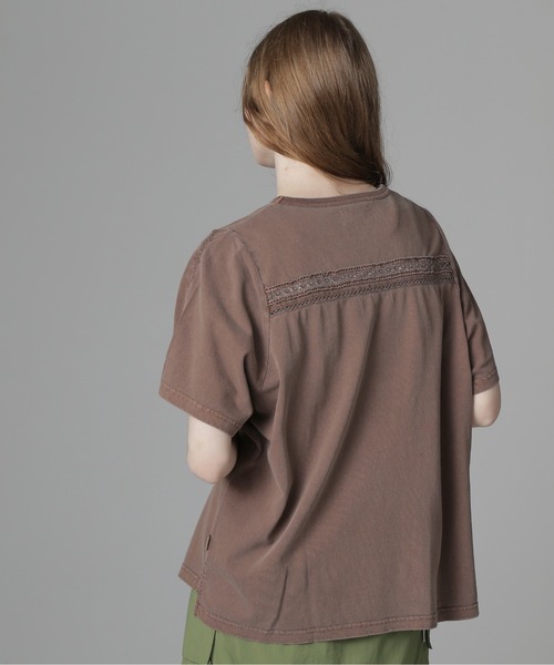 AVIREX(アヴィレックス)の「《直営店限定》LACE DETAILS EMBROIDERY T-SHIRT/レースディテール刺繍Tシャツ(Tシャツ/カットソー・レディース・チャコールグレー/オフホワイト/ブラウン・F)」の5枚目の写真