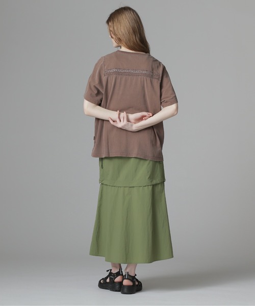 AVIREX(アヴィレックス)の「《直営店限定》LACE DETAILS EMBROIDERY T-SHIRT/レースディテール刺繍Tシャツ(Tシャツ/カットソー・レディース・チャコールグレー/オフホワイト/ブラウン・F)」の6枚目の写真