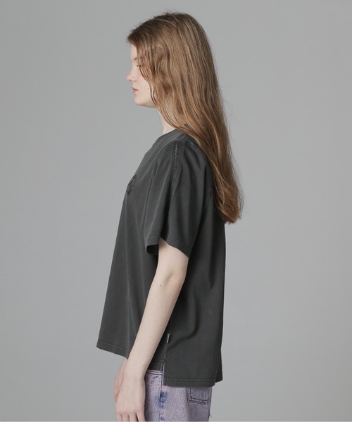 AVIREX(アヴィレックス)の「《直営店限定》LACE DETAILS EMBROIDERY T-SHIRT/レースディテール刺繍Tシャツ(Tシャツ/カットソー・レディース・チャコールグレー/オフホワイト/ブラウン・F)」の13枚目の写真