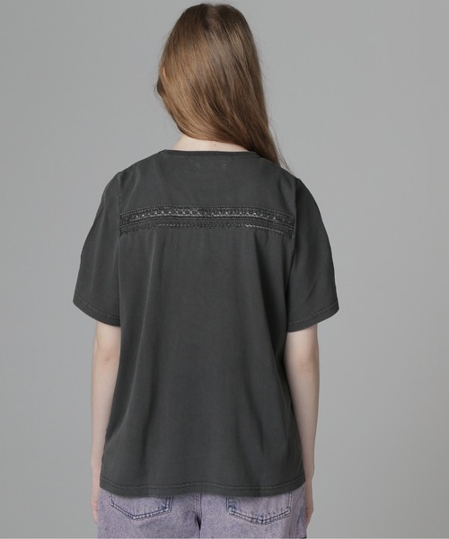 AVIREX(アヴィレックス)の「《直営店限定》LACE DETAILS EMBROIDERY T-SHIRT/レースディテール刺繍Tシャツ(Tシャツ/カットソー・レディース・チャコールグレー/オフホワイト/ブラウン・F)」の14枚目の写真