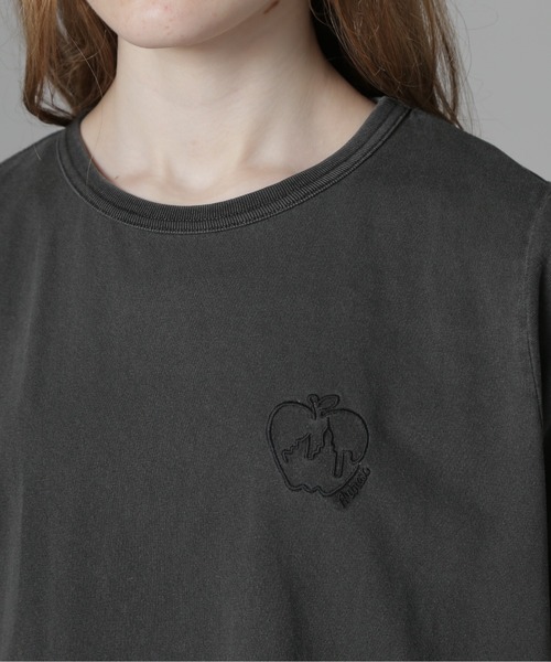 AVIREX(アヴィレックス)の「《直営店限定》LACE DETAILS EMBROIDERY T-SHIRT/レースディテール刺繍Tシャツ(Tシャツ/カットソー・レディース・チャコールグレー/オフホワイト/ブラウン・F)」の15枚目の写真