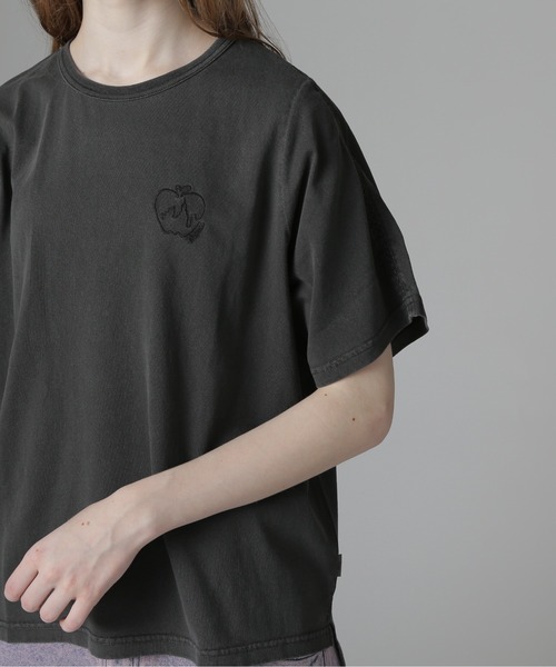 AVIREX(アヴィレックス)の「《直営店限定》LACE DETAILS EMBROIDERY T-SHIRT/レースディテール刺繍Tシャツ(Tシャツ/カットソー・レディース・チャコールグレー/オフホワイト/ブラウン・F)」の16枚目の写真