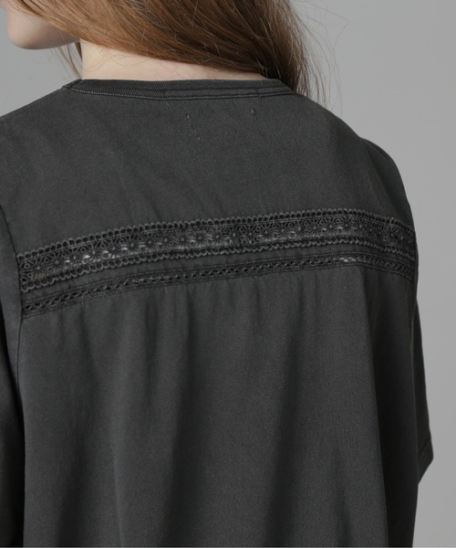 AVIREX(アヴィレックス)の「《直営店限定》LACE DETAILS EMBROIDERY T-SHIRT/レースディテール刺繍Tシャツ(Tシャツ/カットソー・レディース・チャコールグレー/オフホワイト/ブラウン・F)」の19枚目の写真