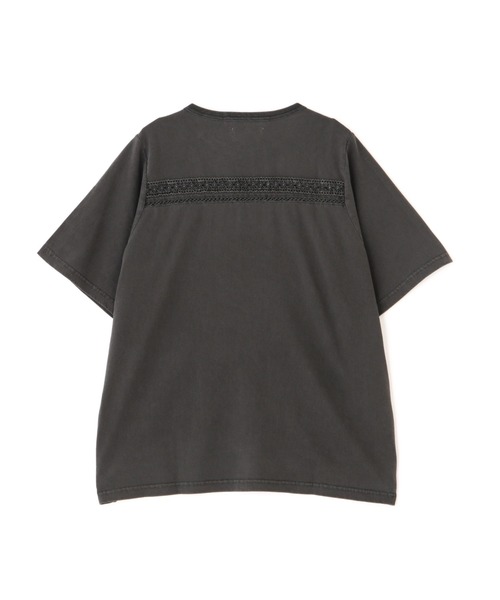 AVIREX(アヴィレックス)の「《直営店限定》LACE DETAILS EMBROIDERY T-SHIRT/レースディテール刺繍Tシャツ(Tシャツ/カットソー・レディース・チャコールグレー/オフホワイト/ブラウン・F)」の20枚目の写真