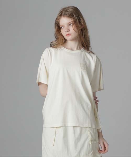 AVIREX(アヴィレックス)の「《直営店限定》LACE DETAILS EMBROIDERY T-SHIRT/レースディテール刺繍Tシャツ(Tシャツ/カットソー・レディース・チャコールグレー/オフホワイト/ブラウン・F)」の22枚目の写真