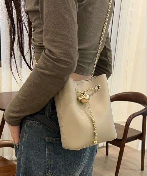 NiiNa(ニーナ)の「【 NiiNa / ニーナ 】高品質牛革 2way チェーンショルダー ミニ バケットバッグ(ショルダーバッグ・レディース・ブラウン/ホワイト/ブラック/ベージュ/グリーン・FREE)」の4枚目の写真
