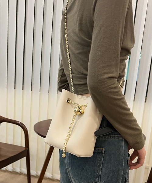 NiiNa(ニーナ)の「【 NiiNa / ニーナ 】高品質牛革 2way チェーンショルダー ミニ バケットバッグ(ショルダーバッグ・レディース・ブラウン/ホワイト/ブラック/ベージュ/グリーン・FREE)」の1枚目の写真