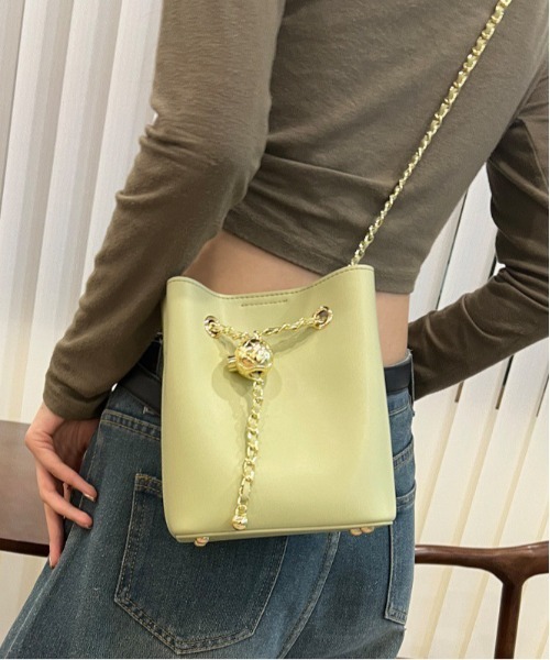 NiiNa(ニーナ)の「【 NiiNa / ニーナ 】高品質牛革 2way チェーンショルダー ミニ バケットバッグ(ショルダーバッグ・レディース・ブラウン/ホワイト/ブラック/ベージュ/グリーン・FREE)」の5枚目の写真