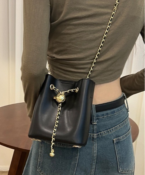NiiNa(ニーナ)の「【 NiiNa / ニーナ 】高品質牛革 2way チェーンショルダー ミニ バケットバッグ(ショルダーバッグ・レディース・ブラウン/ホワイト/ブラック/ベージュ/グリーン・FREE)」の2枚目の写真