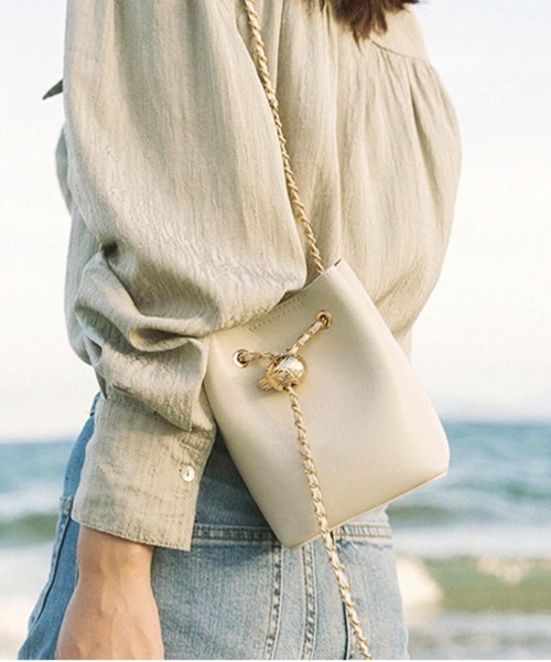 NiiNa(ニーナ)の「【 NiiNa / ニーナ 】高品質牛革 2way チェーンショルダー ミニ バケットバッグ(ショルダーバッグ・レディース・ブラウン/ホワイト/ブラック/ベージュ/グリーン・FREE)」の6枚目の写真
