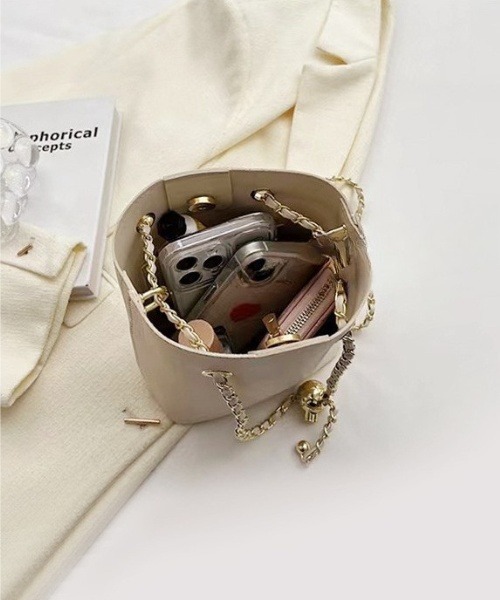 NiiNa(ニーナ)の「【 NiiNa / ニーナ 】高品質牛革 2way チェーンショルダー ミニ バケットバッグ(ショルダーバッグ・レディース・ブラウン/ホワイト/ブラック/ベージュ/グリーン・FREE)」の7枚目の写真