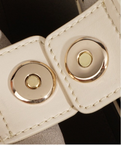 NiiNa(ニーナ)の「【 NiiNa / ニーナ 】高品質牛革 2way チェーンショルダー ミニ バケットバッグ(ショルダーバッグ・レディース・ブラウン/ホワイト/ブラック/ベージュ/グリーン・FREE)」の9枚目の写真