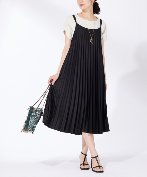 BELLUNA PLUS(ベルーナ)の「バックリボン使いプリーツキャミワンピース(ワンピース・レディース・ブラック/カーキ・M/L/XL/2XL)」の1枚目の写真