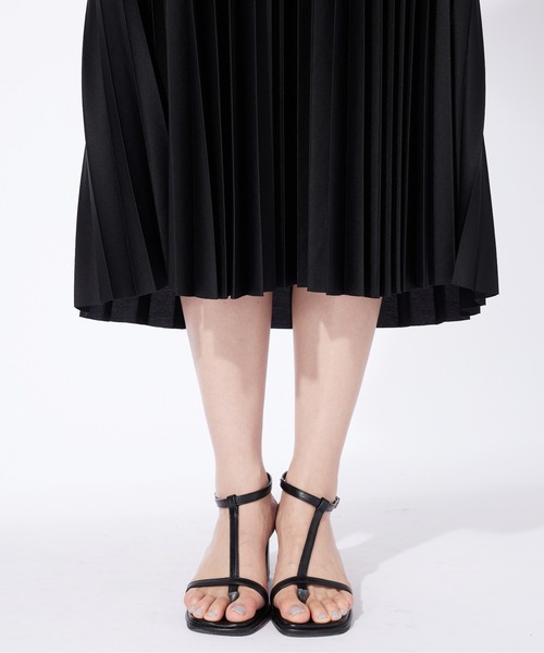 BELLUNA PLUS(ベルーナ)の「バックリボン使いプリーツキャミワンピース(ワンピース・レディース・ブラック/カーキ・M/L/XL/2XL)」の4枚目の写真