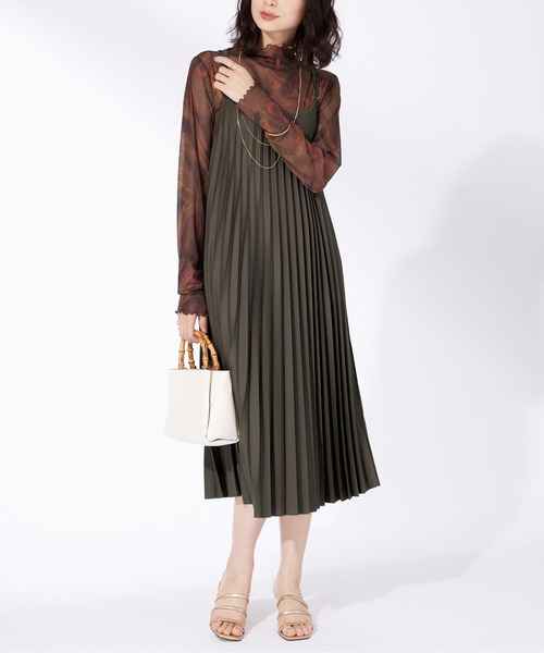 BELLUNA PLUS(ベルーナ)の「バックリボン使いプリーツキャミワンピース(ワンピース・レディース・ブラック/カーキ・M/L/XL/2XL)」の5枚目の写真