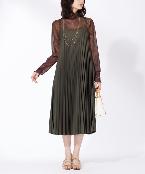 BELLUNA PLUS(ベルーナ)の「バックリボン使いプリーツキャミワンピース(ワンピース・レディース・ブラック/カーキ・M/L/XL/2XL)」の6枚目の写真