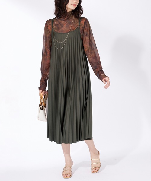 BELLUNA PLUS(ベルーナ)の「バックリボン使いプリーツキャミワンピース(ワンピース・レディース・ブラック/カーキ・M/L/XL/2XL)」の7枚目の写真