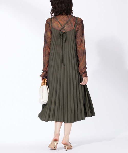 BELLUNA PLUS(ベルーナ)の「バックリボン使いプリーツキャミワンピース(ワンピース・レディース・ブラック/カーキ・M/L/XL/2XL)」の9枚目の写真