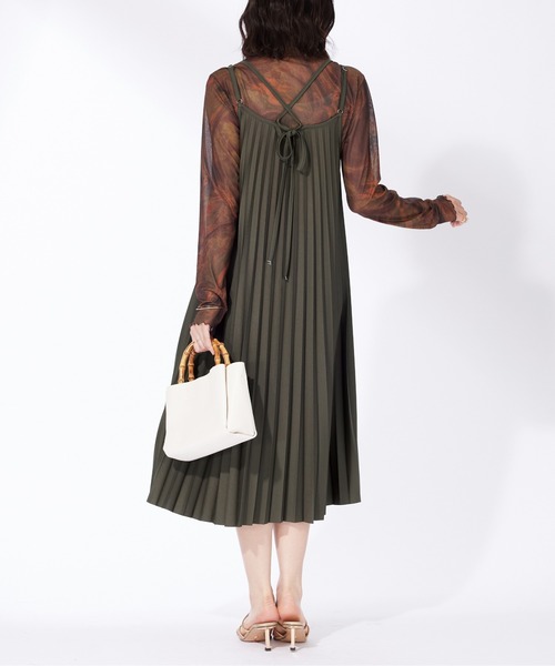 BELLUNA PLUS(ベルーナ)の「バックリボン使いプリーツキャミワンピース(ワンピース・レディース・ブラック/カーキ・M/L/XL/2XL)」の10枚目の写真