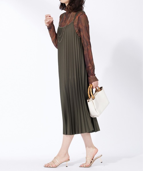 BELLUNA PLUS(ベルーナ)の「バックリボン使いプリーツキャミワンピース(ワンピース・レディース・ブラック/カーキ・M/L/XL/2XL)」の8枚目の写真