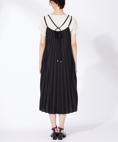 BELLUNA PLUS(ベルーナ)の「バックリボン使いプリーツキャミワンピース(ワンピース・レディース・ブラック/カーキ・M/L/XL/2XL)」の3枚目の写真