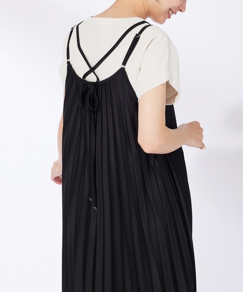 BELLUNA PLUS(ベルーナ)の「バックリボン使いプリーツキャミワンピース(ワンピース・レディース・ブラック/カーキ・M/L/XL/2XL)」の15枚目の写真