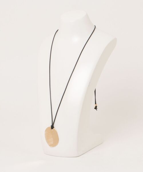 PAGEBOY(ページボーイ)の「クシモチーフネックレス(ネックレス・レディース・ライトベージュ/グレイッシュベージュ・FREE)」の9枚目の写真