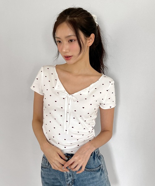 by muni:r(バイ ムニール)の「ハートシャーリングリボンVネックT+ヘアシュシュセット/2025 SS COLLECTION(Tシャツ/カットソー・レディース・ライトブルー/ホワイト/クリーム・FREE)」の1枚目の写真