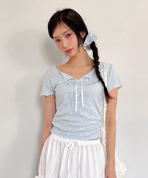 by muni:r(バイ ムニール)の「ハートシャーリングリボンVネックT+ヘアシュシュセット/2025 SS COLLECTION(Tシャツ/カットソー・レディース・ライトブルー/ホワイト/クリーム・FREE)」の3枚目の写真