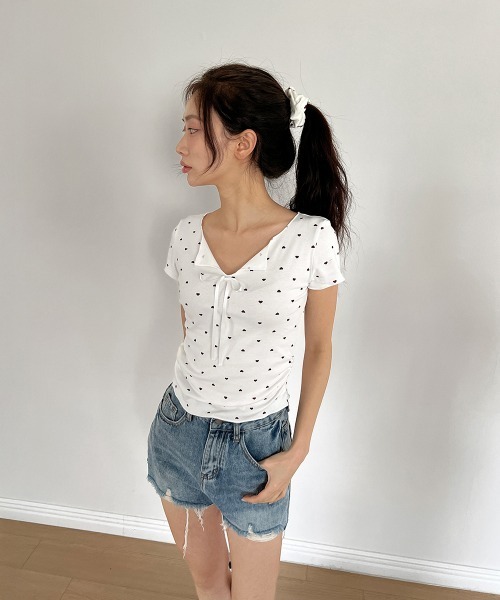by muni:r(バイ ムニール)の「ハートシャーリングリボンVネックT+ヘアシュシュセット/2025 SS COLLECTION(Tシャツ/カットソー・レディース・ライトブルー/ホワイト/クリーム・FREE)」の4枚目の写真