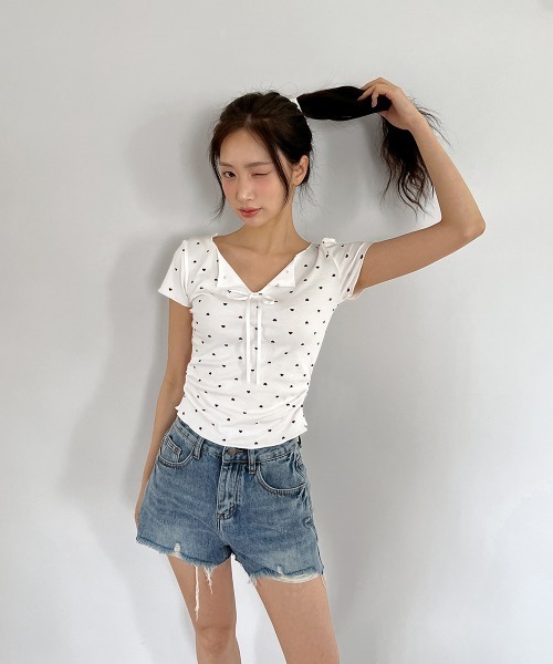 by muni:r(バイ ムニール)の「ハートシャーリングリボンVネックT+ヘアシュシュセット/2025 SS COLLECTION(Tシャツ/カットソー・レディース・ライトブルー/ホワイト/クリーム・FREE)」の7枚目の写真