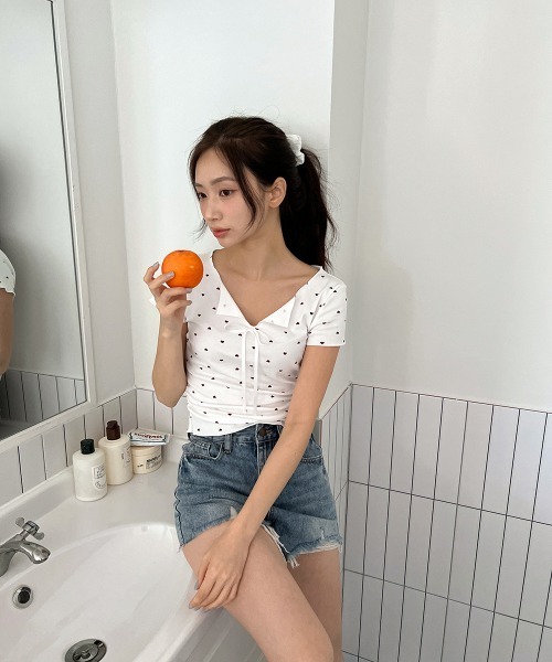 by muni:r(バイ ムニール)の「ハートシャーリングリボンVネックT+ヘアシュシュセット/2025 SS COLLECTION(Tシャツ/カットソー・レディース・ライトブルー/ホワイト/クリーム・FREE)」の9枚目の写真