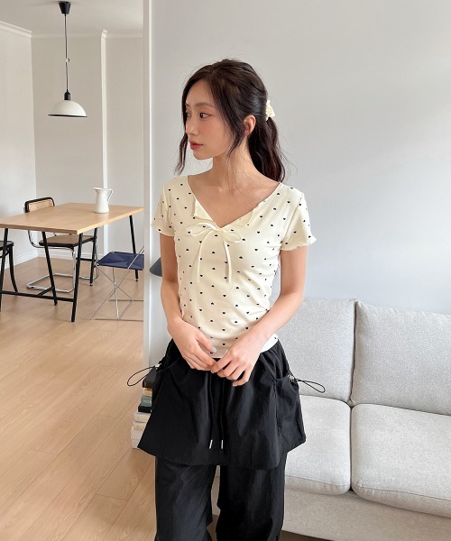 by muni:r(バイ ムニール)の「ハートシャーリングリボンVネックT+ヘアシュシュセット/2025 SS COLLECTION(Tシャツ/カットソー・レディース・ライトブルー/ホワイト/クリーム・FREE)」の13枚目の写真
