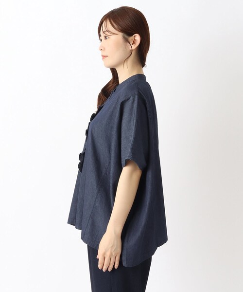 one'sterrace(ワンズテラス)の「インディゴ染め 前立てフリルブラウス(シャツ/ブラウス・レディース・アイボリー系8/ネイビー系5/ブルー系その他7・02)」の11枚目の写真