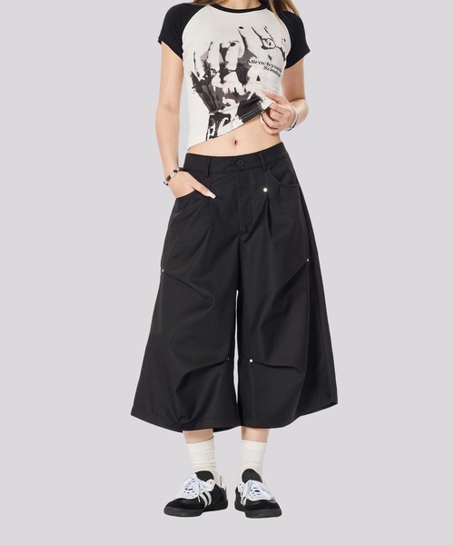 TOBEE(トゥビー)の「【TOBEE】タック スタッズ ワイドハーフスラックス(スラックス・メンズ・ブラック/グレー・MEDIUM/LARGE/X-LARGE)」の3枚目の写真