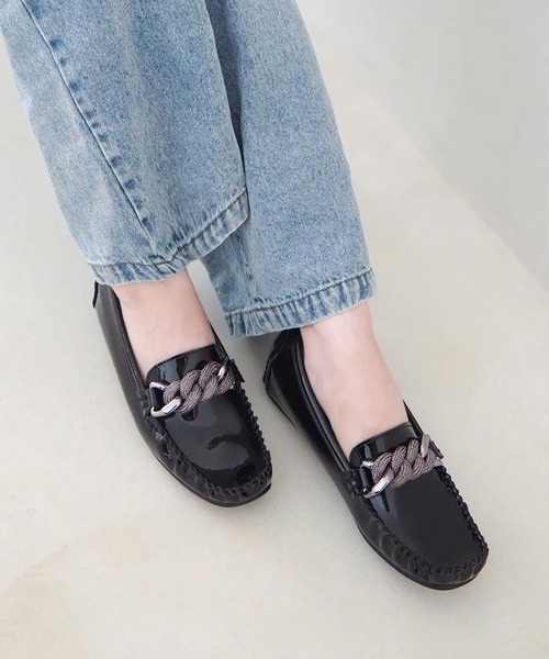 enchanted（エンチャンテッド）の「【柔らか・履きやすい】MELLOW チェーンモチーフモカシン（モカシン/デッキシューズ・レディース・ブラック/ライトブラック/ブロンズ・22/22.5/23/23.5/24/24.5/25）」の2枚目の写真