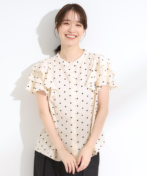 DRESKIP(ドレスキップ)の「【無地/ドット柄】お袖フリルが華やぐ きれいめブラウス(シャツ/ブラウス・レディース・ブラック系/イエロー/ホワイト系3・02/01/03/04)」の4枚目の写真