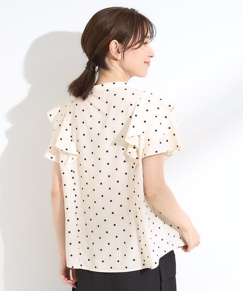 DRESKIP(ドレスキップ)の「【無地/ドット柄】お袖フリルが華やぐ きれいめブラウス(シャツ/ブラウス・レディース・ブラック系/イエロー/ホワイト系3・02/01/03/04)」の5枚目の写真