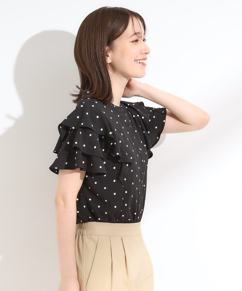 DRESKIP(ドレスキップ)の「【無地/ドット柄】お袖フリルが華やぐ きれいめブラウス(シャツ/ブラウス・レディース・ブラック系/イエロー/ホワイト系3・02/01/03/04)」の10枚目の写真