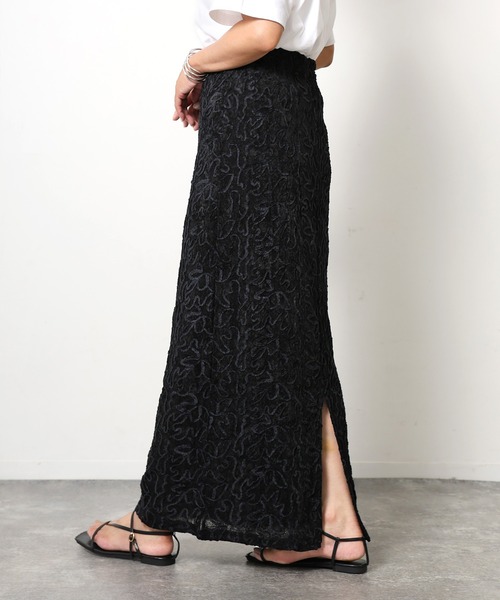 Floran(フローラン)の「コード刺繍ベロアスカート(スカート・レディース・ネイビー/ベージュ/ブラック/オフホワイト・FREE)」の2枚目の写真