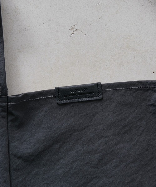 Lui's（ルイス）の「【SLOW / スロウ】SPAN NYLON-WRAP BAG L(トートバッグ)（トートバッグ・メンズ・ブラック/グレー・FREE）」の4枚目の写真