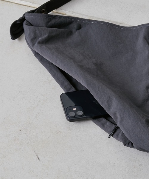 Lui's（ルイス）の「【SLOW / スロウ】SPAN NYLON-WRAP BAG L(トートバッグ)（トートバッグ・メンズ・ブラック/グレー・FREE）」の6枚目の写真