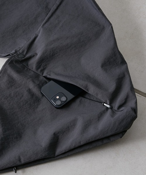 Lui's（ルイス）の「【SLOW / スロウ】SPAN NYLON-WRAP BAG L(トートバッグ)（トートバッグ・メンズ・ブラック/グレー・FREE）」の7枚目の写真