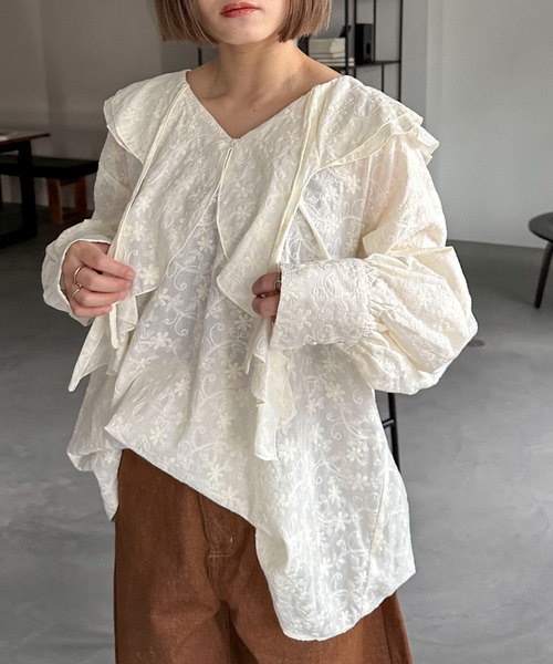 PILIT(ピリット)の「刺繍ラッフルブラウス(シャツ/ブラウス・レディース・ベージュ/オフホワイト・MEDIUM)」の2枚目の写真