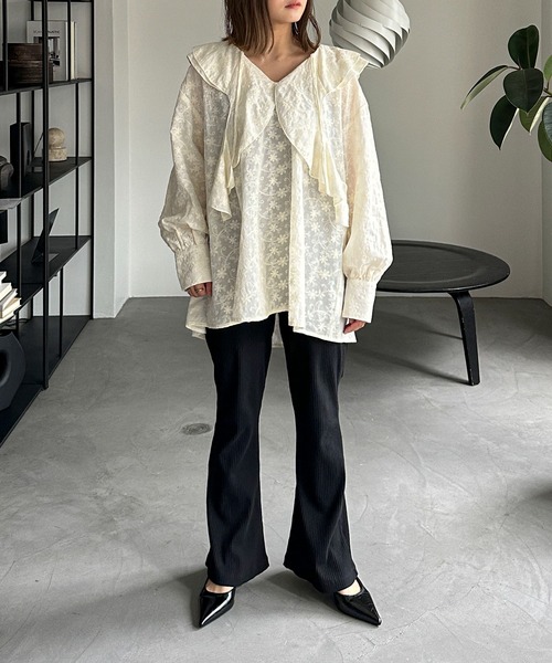 PILIT(ピリット)の「刺繍ラッフルブラウス(シャツ/ブラウス・レディース・ベージュ/オフホワイト・MEDIUM)」の3枚目の写真