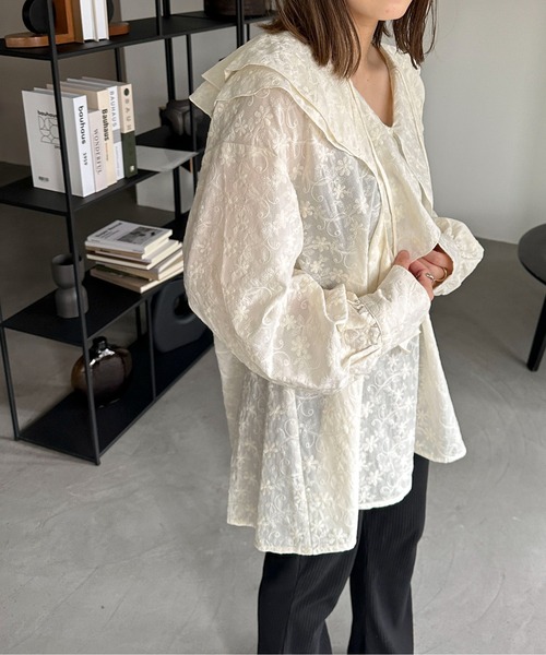 PILIT(ピリット)の「刺繍ラッフルブラウス(シャツ/ブラウス・レディース・ベージュ/オフホワイト・MEDIUM)」の5枚目の写真