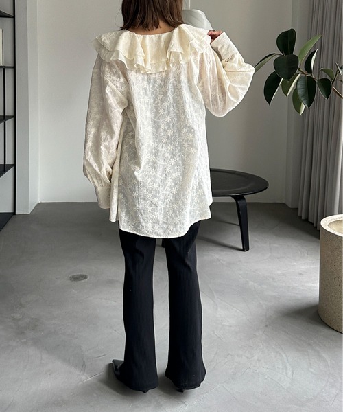 PILIT(ピリット)の「刺繍ラッフルブラウス(シャツ/ブラウス・レディース・ベージュ/オフホワイト・MEDIUM)」の6枚目の写真