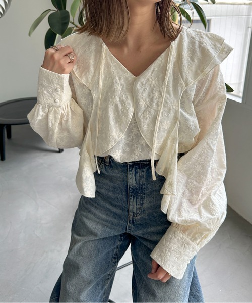 PILIT(ピリット)の「刺繍ラッフルブラウス(シャツ/ブラウス・レディース・ベージュ/オフホワイト・MEDIUM)」の10枚目の写真