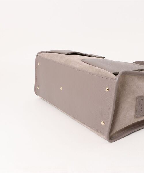 RIPANI(リパーニ)の「【RIPANI】レザーハンドルスエードバッグ(Q56376)(ハンドバッグ・レディース・ダークグレー・ALL)」の3枚目の写真